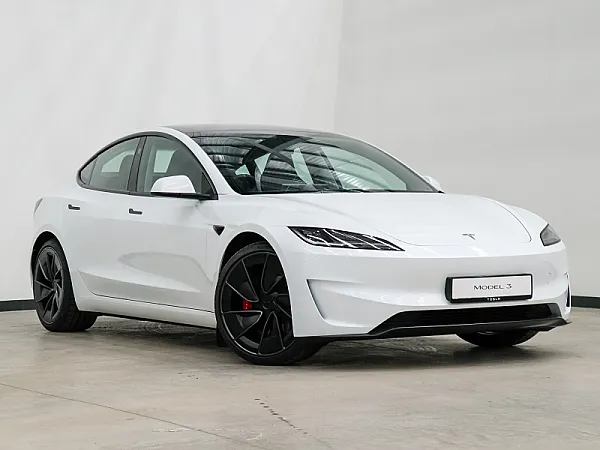 Tesla Model 3: Budúcnosť mobility už dnes